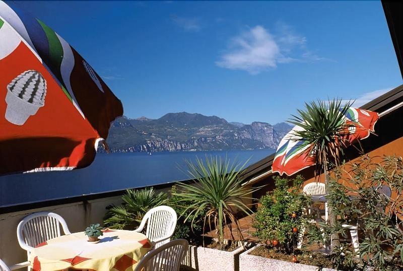Residence Castelli Бренцоне-суль-Гарда Екстер'єр фото