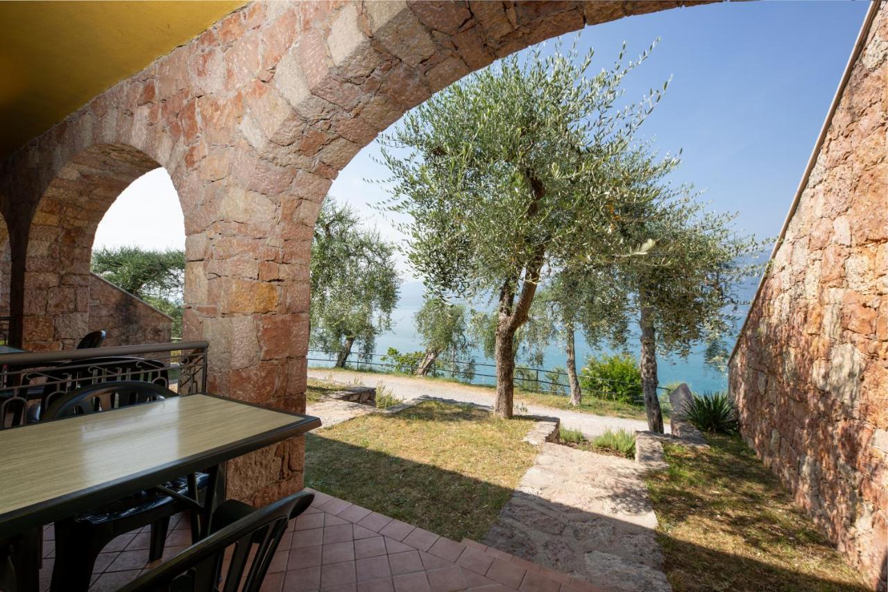 Residence Castelli Бренцоне-суль-Гарда Екстер'єр фото