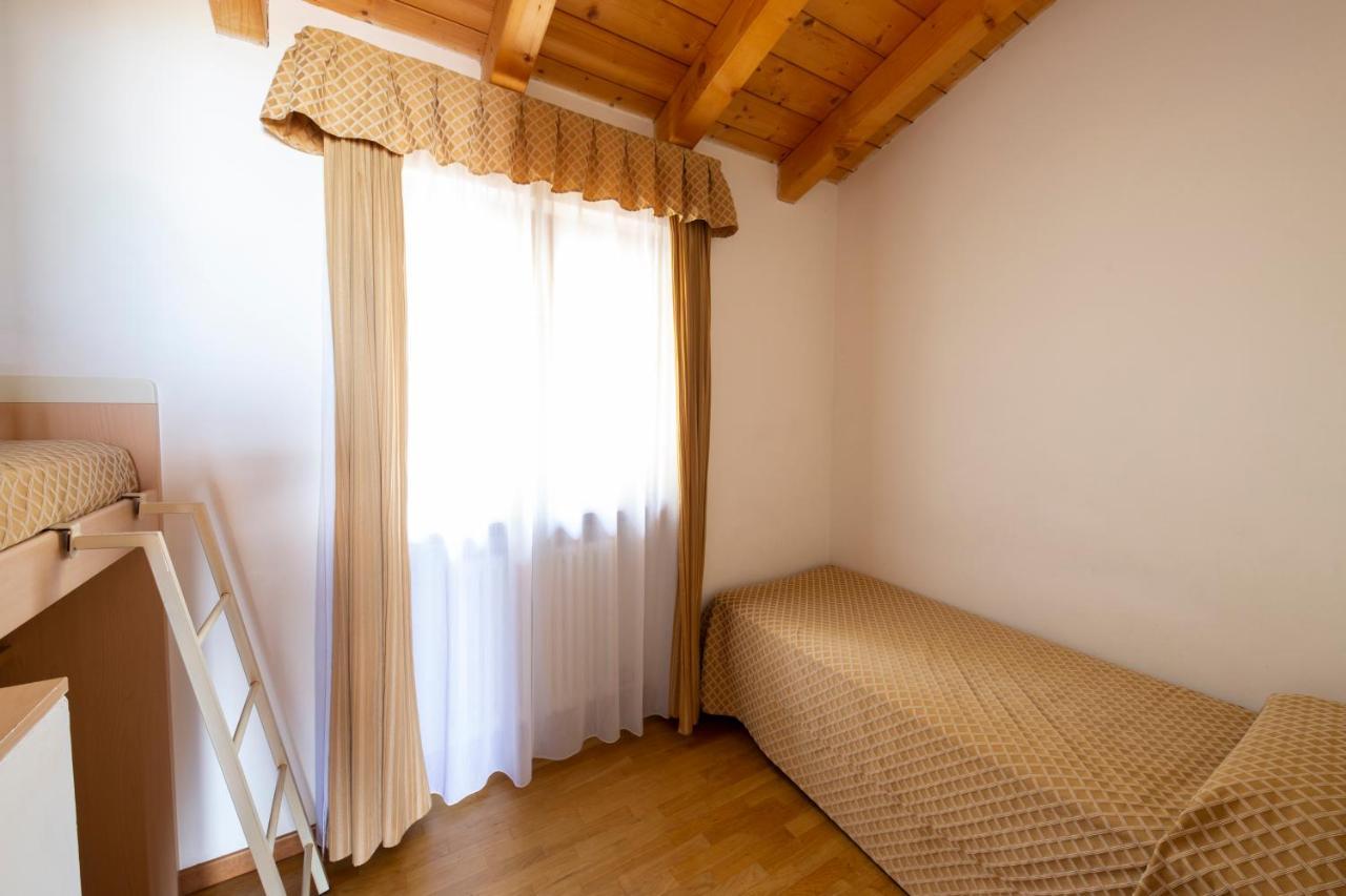 Residence Castelli Бренцоне-суль-Гарда Екстер'єр фото