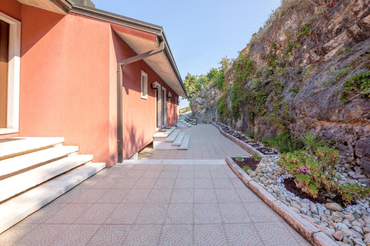 Residence Castelli Бренцоне-суль-Гарда Екстер'єр фото