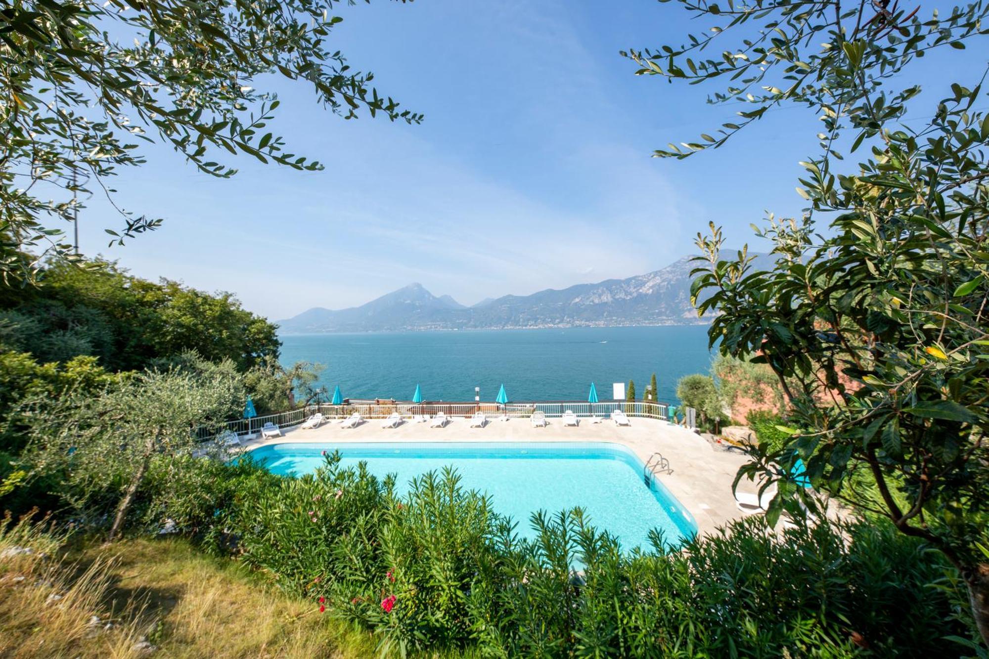 Residence Castelli Бренцоне-суль-Гарда Екстер'єр фото