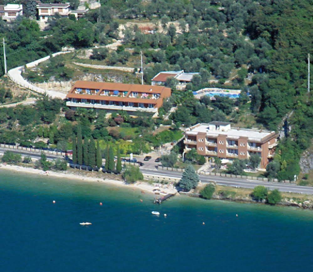 Residence Castelli Бренцоне-суль-Гарда Екстер'єр фото